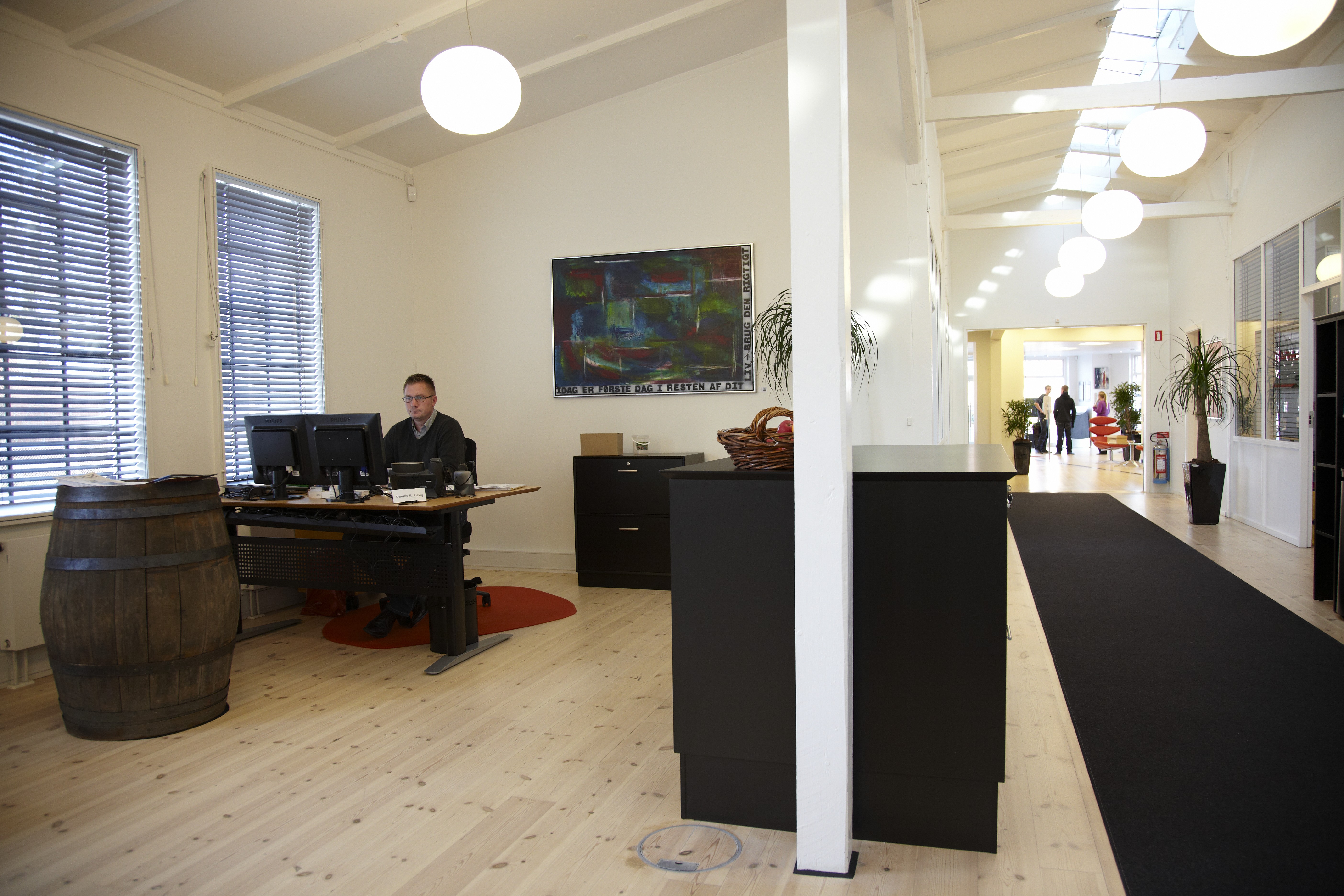 Filtløber i sort i bank lokale